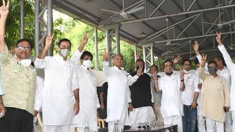 राजस्थान सियासी संकट: विधायक दल की बैठक के बाद होटल भेजे गए कांग्रेस विधायक राजस्थान सियासी संकट: विधायक दल की बैठक के बाद होटल भेजे गए कांग्रेस विधायक