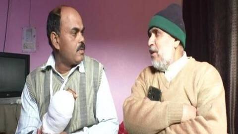 उत्तर प्रदेश: पुलिसकर्मी को पीट रही थी हिंसक भीड़, 'फरिश्ता' बनकर आए शख्स ने बचाया उत्तर प्रदेश: पुलिसकर्मी को पीट रही थी हिंसक भीड़, 'फरिश्ता' बनकर आए शख्स ने बचाया