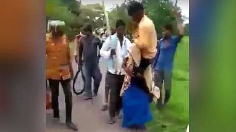 वीडियो: अवैध संबंध के शक में महिला की पिटाई, पति को कंधे पर बैठाकर निकाला जुलूस वीडियो: अवैध संबंध के शक में महिला की पिटाई, पति को कंधे पर बैठाकर निकाला जुलूस