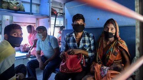कर्नाटक सरकार ने रद्द कीं प्रवासी मजदूरों के लिए चलने वाली ट्रेनें, कांग्रेस ने साधा निशाना कर्नाटक सरकार ने रद्द कीं प्रवासी मजदूरों के लिए चलने वाली ट्रेनें, कांग्रेस ने साधा निशाना