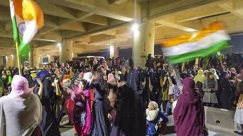 दिल्ली: जाफराबाद में CAA के खिलाफ महिलाओं ने की सड़क जाम, मेट्रो स्टेशन किया गया बंद दिल्ली: जाफराबाद में CAA के खिलाफ महिलाओं ने की सड़क जाम, मेट्रो स्टेशन किया गया बंद
