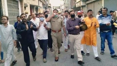 उत्तर प्रदेश: 'जनता कर्फ्यू' के दिन भीड़ के साथ निकले जिलाधिकारी और SP, अब दी सफाई उत्तर प्रदेश: 'जनता कर्फ्यू' के दिन भीड़ के साथ निकले जिलाधिकारी और SP, अब दी सफाई