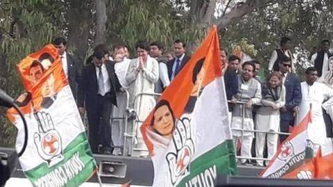 लखनऊ में प्रियंका गांधी का रोड शो शुरु, राहुल और सिंधिया भी साथ लखनऊ में प्रियंका गांधी का रोड शो शुरु, राहुल और सिंधिया भी साथ