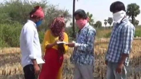 लॉकडाउन: मनरेगा में मजदूरी करने को मजबूर शिक्षक और एक लाख रुपये कमाने वाली सॉफ्टवेयर कर्मचारी लॉकडाउन: मनरेगा में मजदूरी करने को मजबूर शिक्षक और एक लाख रुपये कमाने वाली सॉफ्टवेयर कर्मचारी