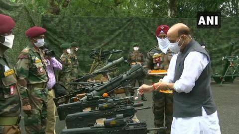 राजनाथ बोले- LAC पर शांति चाहते हैं, लेकिन नहीं देंगे एक भी इंच जमीन राजनाथ बोले- LAC पर शांति चाहते हैं, लेकिन नहीं देंगे एक भी इंच जमीन