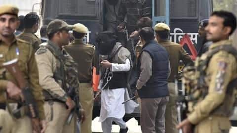 दिल्ली: IS से संबंध के शक में कश्मीरी दंपत्ति को हिरासत में लिया गया दिल्ली: IS से संबंध के शक में कश्मीरी दंपत्ति को हिरासत में लिया गया