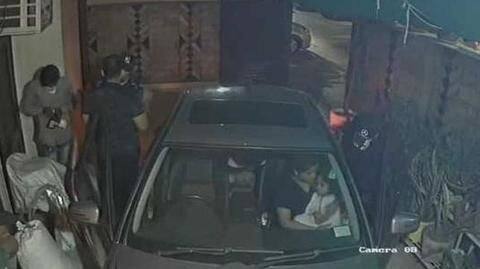 दिल्ली में नहीं थम रहे अपराध, बंदूक की नोक पर घर के सामने परिवार से लूटपाट दिल्ली में नहीं थम रहे अपराध, बंदूक की नोक पर घर के सामने परिवार से लूटपाट