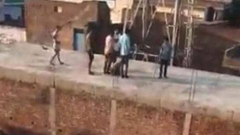उत्तर प्रदेश: कैमरे में कैद हुई शख्स की लिंचिंग की वारदात, दो दिन में दूसरी घटना उत्तर प्रदेश: कैमरे में कैद हुई शख्स की लिंचिंग की वारदात, दो दिन में दूसरी घटना