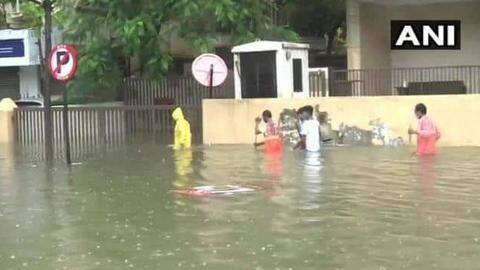इस सीजन की सबसे अधिक बारिश से जलमग्न हुई मुंबई, कई जगह रेल सेवाएं बंद इस सीजन की सबसे अधिक बारिश से जलमग्न हुई मुंबई, कई जगह रेल सेवाएं बंद