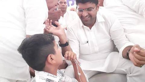 हरियाणा में रिपोर्टिंग कर रहा 14 वर्षीय 'छोटा रिपोर्टर', बड़े-बड़े नेताओं से सटीक सवाल, वीडियो वायरल हरियाणा में रिपोर्टिंग कर रहा 14 वर्षीय 'छोटा रिपोर्टर', बड़े-बड़े नेताओं से सटीक सवाल, वीडियो वायरल