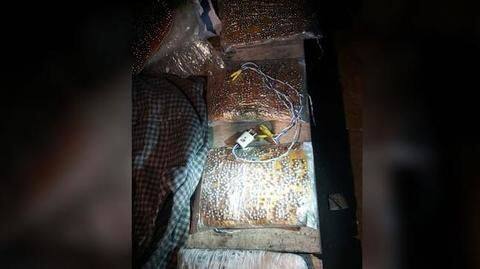 दिल्ली में गिरफ्तार IS आतंकी के घर से सुसाइड जैकेट समेत बड़ी मात्रा में विस्फोटक बरामद दिल्ली में गिरफ्तार IS आतंकी के घर से सुसाइड जैकेट समेत बड़ी मात्रा में विस्फोटक बरामद