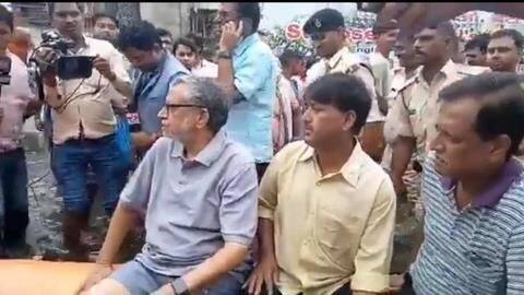 बिहार: बाढ़ में तीन दिन से फंसे थे उपमुख्यमंत्री सुशील मोदी, परिवार सहित सुरक्षित निकाला गया बिहार: बाढ़ में तीन दिन से फंसे थे उपमुख्यमंत्री सुशील मोदी, परिवार सहित सुरक्षित निकाला गया
