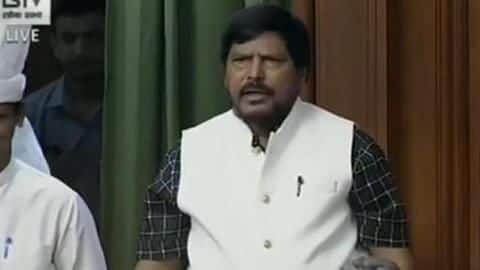 अठावले ने ली राहुल पर चुटकी, प्रधानमंत्री मोदी, सोनिया गांधी समेत पूरा सदन ठहाकों से गूंजा अठावले ने ली राहुल पर चुटकी, प्रधानमंत्री मोदी, सोनिया गांधी समेत पूरा सदन ठहाकों से गूंजा