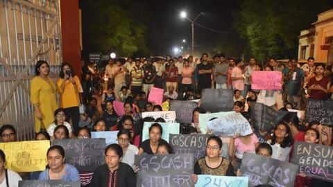 BHU में यौन शोषण के दोषी प्रोफेसर को किया गया बहाल, धरने पर बैठी छात्राएं BHU में यौन शोषण के दोषी प्रोफेसर को किया गया बहाल, धरने पर बैठी छात्राएं
