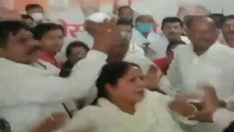 रेप आरोपी को टिकट देने का विरोध पड़ा महंगा, कांग्रेस कार्यकर्ताओं ने महिला कार्यकर्ता को पीटा रेप आरोपी को टिकट देने का विरोध पड़ा महंगा, कांग्रेस कार्यकर्ताओं ने महिला कार्यकर्ता को पीटा