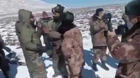 तनाव के बीच सामने आया सिक्किम में भारत और चीन के सैनिकों में झड़प का वीडियो तनाव के बीच सामने आया सिक्किम में भारत और चीन के सैनिकों में झड़प का वीडियो