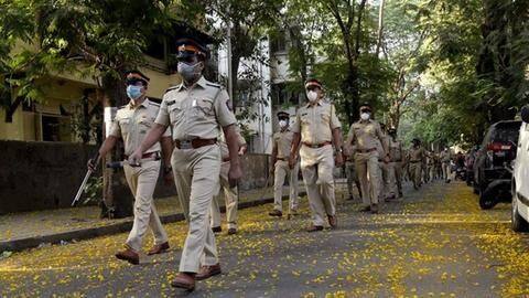 पुलिस की मदद के लिए महाराष्ट्र सरकार ने की 2,000 अर्धसैनिक बलों की मांग पुलिस की मदद के लिए महाराष्ट्र सरकार ने की 2,000 अर्धसैनिक बलों की मांग