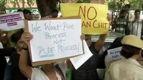 यौन उत्पीड़न आरोप: CJI को क्लीन चिट पर सुप्रीम कोर्ट के बाहर प्रदर्शन, धारा 144 लागू यौन उत्पीड़न आरोप: CJI को क्लीन चिट पर सुप्रीम कोर्ट के बाहर प्रदर्शन, धारा 144 लागू