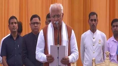 हरियाणा: मनोहर लाल खट्टर ने ली मुख्यमंत्री पद की शपथ, दुष्यंत चौटाला बने उप मुख्यमंत्री हरियाणा: मनोहर लाल खट्टर ने ली मुख्यमंत्री पद की शपथ, दुष्यंत चौटाला बने उप मुख्यमंत्री