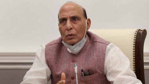 राजनाथ ने की शीर्ष सैन्य नेतृत्व के साथ बैठक, तीनों सेनाओं को कार्रवाई की छूट राजनाथ ने की शीर्ष सैन्य नेतृत्व के साथ बैठक, तीनों सेनाओं को कार्रवाई की छूट