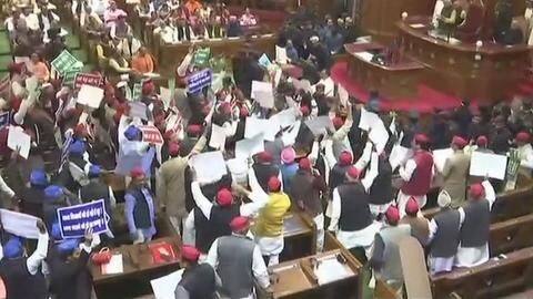 उत्तर प्रदेश विधानसभा में सपा-बसपा का हंगामा, राज्यपाल पर फेंके गए कागज के गोले उत्तर प्रदेश विधानसभा में सपा-बसपा का हंगामा, राज्यपाल पर फेंके गए कागज के गोले