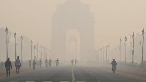 दिल्ली-NCR में छाई धुएं की परत, गंभीर स्थिति में वायु प्रदूषण दिल्ली-NCR में छाई धुएं की परत, गंभीर स्थिति में वायु प्रदूषण