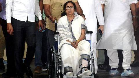बंगाल: आज व्हीलचेयर पर रोड शो करेंगी ममता बनर्जी, चार दिन पहले लगी थी चोट बंगाल: आज व्हीलचेयर पर रोड शो करेंगी ममता बनर्जी, चार दिन पहले लगी थी चोट