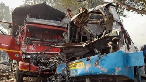 उत्तर प्रदेश: आगरा-मुरादाबाद हाईवे पर भीषण दुर्घटना; 10 की मौत, 25 घायल उत्तर प्रदेश: आगरा-मुरादाबाद हाईवे पर भीषण दुर्घटना; 10 की मौत, 25 घायल