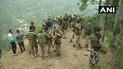 जम्मू: नेशनल हाइवे पर दो संदिग्ध आतंकियों ने की सुरक्षा बलों पर फायरिंग जम्मू: नेशनल हाइवे पर दो संदिग्ध आतंकियों ने की सुरक्षा बलों पर फायरिंग