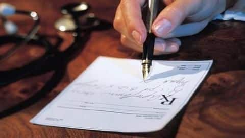 महिला को थी पेट दर्द की शिकायत, डॉक्टर ने दवाई की पर्ची में लिखा कंडोम, बर्खास्त महिला को थी पेट दर्द की शिकायत, डॉक्टर ने दवाई की पर्ची में लिखा कंडोम, बर्खास्त