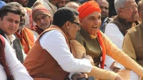 शहीद के अंतिम संस्कार में ठहाके लगाते हुए नजर आए मोदी के मंत्री, मांगनी पड़ी माफी शहीद के अंतिम संस्कार में ठहाके लगाते हुए नजर आए मोदी के मंत्री, मांगनी पड़ी माफी