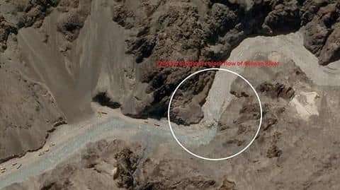 LAC पर चीन के नापाक मंसूबे, कहीं नदी को रोक रहा तो कहीं बनाया सैन्य अड्डा LAC पर चीन के नापाक मंसूबे, कहीं नदी को रोक रहा तो कहीं बनाया सैन्य अड्डा