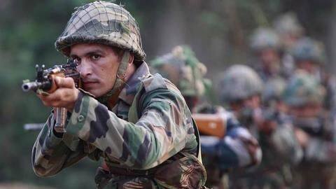 घुसपैठ की कोशिश कर रहे थे आतंकवादी, सेना ने उल्टे पैर भगाया, देखें वीडियो घुसपैठ की कोशिश कर रहे थे आतंकवादी, सेना ने उल्टे पैर भगाया, देखें वीडियो