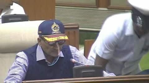नाक में ट्यूब लगाकर बजट पेश करते हुए मनोहर पर्रिकर बोले- फुल हाई जोश में हूँ नाक में ट्यूब लगाकर बजट पेश करते हुए मनोहर पर्रिकर बोले- फुल हाई जोश में हूँ