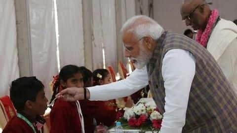 वृंदावन में प्रधानमंत्री मोदी ने अक्षय पात्र के कार्यक्रम में स्कूली बच्चों को परोसा खाना वृंदावन में प्रधानमंत्री मोदी ने अक्षय पात्र के कार्यक्रम में स्कूली बच्चों को परोसा खाना