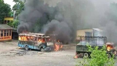 बंगाल: स्कूली छात्रा के कथित गैंगरेप के बाद भीड़ ने फूंके बस और पुलिस के वाहन बंगाल: स्कूली छात्रा के कथित गैंगरेप के बाद भीड़ ने फूंके बस और पुलिस के वाहन