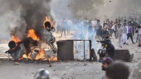 दिल्ली: मौजपुर और ब्रह्मपुरी में आज सुबह फिर पत्थरबाजी, सात की मौत, 160 घायल दिल्ली: मौजपुर और ब्रह्मपुरी में आज सुबह फिर पत्थरबाजी, सात की मौत, 160 घायल