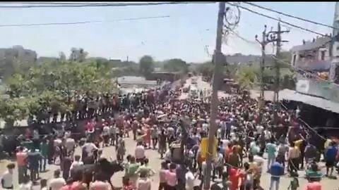 सूरत में प्रवासी मजदूरों और पुलिस के बीच हिंसक झड़प, छोड़े गए आंसू गैस के गोले सूरत में प्रवासी मजदूरों और पुलिस के बीच हिंसक झड़प, छोड़े गए आंसू गैस के गोले