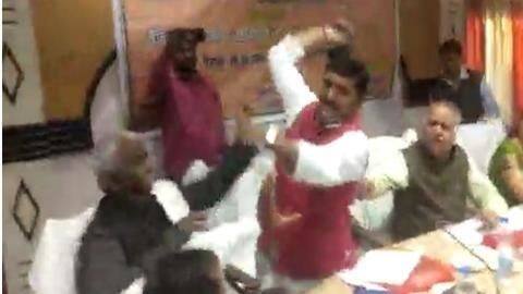 भाजपा सांसद ने अपनी ही पार्टी के विधायक को जूते से पीटा, घटना का वीडियो वायरल भाजपा सांसद ने अपनी ही पार्टी के विधायक को जूते से पीटा, घटना का वीडियो वायरल