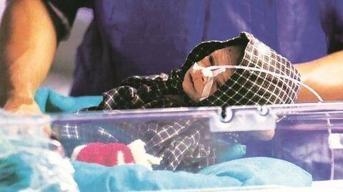 उत्तर प्रदेश: जमीन के अंदर जिंदा मिली नवजात के इलाज का खर्च उठा रहे भाजपा विधायक उत्तर प्रदेश: जमीन के अंदर जिंदा मिली नवजात के इलाज का खर्च उठा रहे भाजपा विधायक