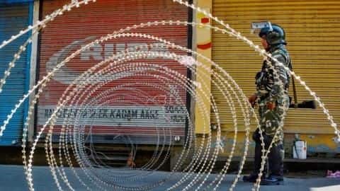 कश्मीर में पाबंदियों के कारण हुआ कारोबार में 10,000 करोड़ रुपये का नुकसान कश्मीर में पाबंदियों के कारण हुआ कारोबार में 10,000 करोड़ रुपये का नुकसान
