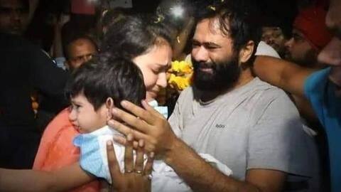 जेल से रिहा हुए डॉ कफील, बाहर निकलते ही बोले- बाल हठ कर रही योगी सरकार जेल से रिहा हुए डॉ कफील, बाहर निकलते ही बोले- बाल हठ कर रही योगी सरकार
