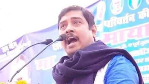 गिरफ़्तारी वारंट जारी होने पर गठबंधन का उम्मीदवार फरार, बिना प्रत्याशी प्रचार कर रहे नेता गिरफ़्तारी वारंट जारी होने पर गठबंधन का उम्मीदवार फरार, बिना प्रत्याशी प्रचार कर रहे नेता