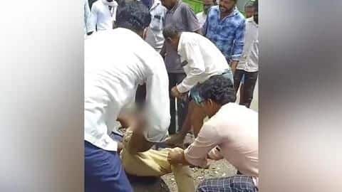 कर्नाटक: उच्च जाति के शख्स की मोटरसाइकिल छूने पर दलित युवक की पिटाई, कपड़े उतारे कर्नाटक: उच्च जाति के शख्स की मोटरसाइकिल छूने पर दलित युवक की पिटाई, कपड़े उतारे