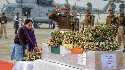 शहीद के पार्थिव शरीर को लेने नहीं पहुंचा बिहार सरकार का कोई मंत्री, परिवार नाराज शहीद के पार्थिव शरीर को लेने नहीं पहुंचा बिहार सरकार का कोई मंत्री, परिवार नाराज