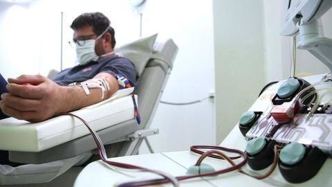 कोरोना वायरस: अमेरिका में मरीजों के इलाज के लिए प्लाज्मा थैरेपी के आपातकालीन उपयोग की मंजूरी कोरोना वायरस: अमेरिका में मरीजों के इलाज के लिए प्लाज्मा थैरेपी के आपातकालीन उपयोग की मंजूरी