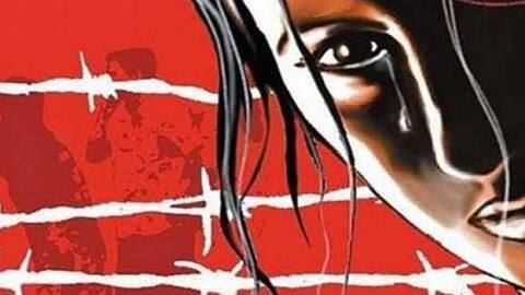 गोवा में एक व्यक्ति ने भरी सड़क पर महिला कलाकार को पीटा, वीडियो वायरल गोवा में एक व्यक्ति ने भरी सड़क पर महिला कलाकार को पीटा, वीडियो वायरल