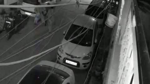 दिल्ली: चेन स्नैचिंग का विरोध करने पर महिला की हत्या, CCTV में कैद हुई घटना दिल्ली: चेन स्नैचिंग का विरोध करने पर महिला की हत्या, CCTV में कैद हुई घटना