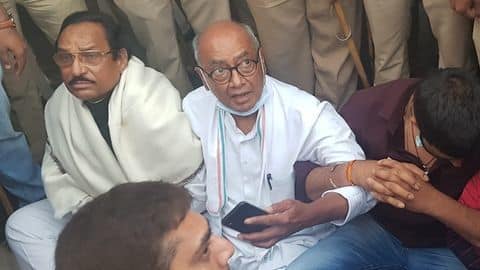 बागी विधायकों से मिलने पहुंचे दिग्विजय सिंह हिरासत में, जेल में भूख हड़ताल पर बैठे बागी विधायकों से मिलने पहुंचे दिग्विजय सिंह हिरासत में, जेल में भूख हड़ताल पर बैठे