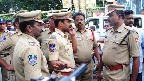 आंध्र प्रदेश: कोरोना के डर से 15 महीने तक टेंट के घर में बंद रहा परिवार आंध्र प्रदेश: कोरोना के डर से 15 महीने तक टेंट के घर में बंद रहा परिवार
